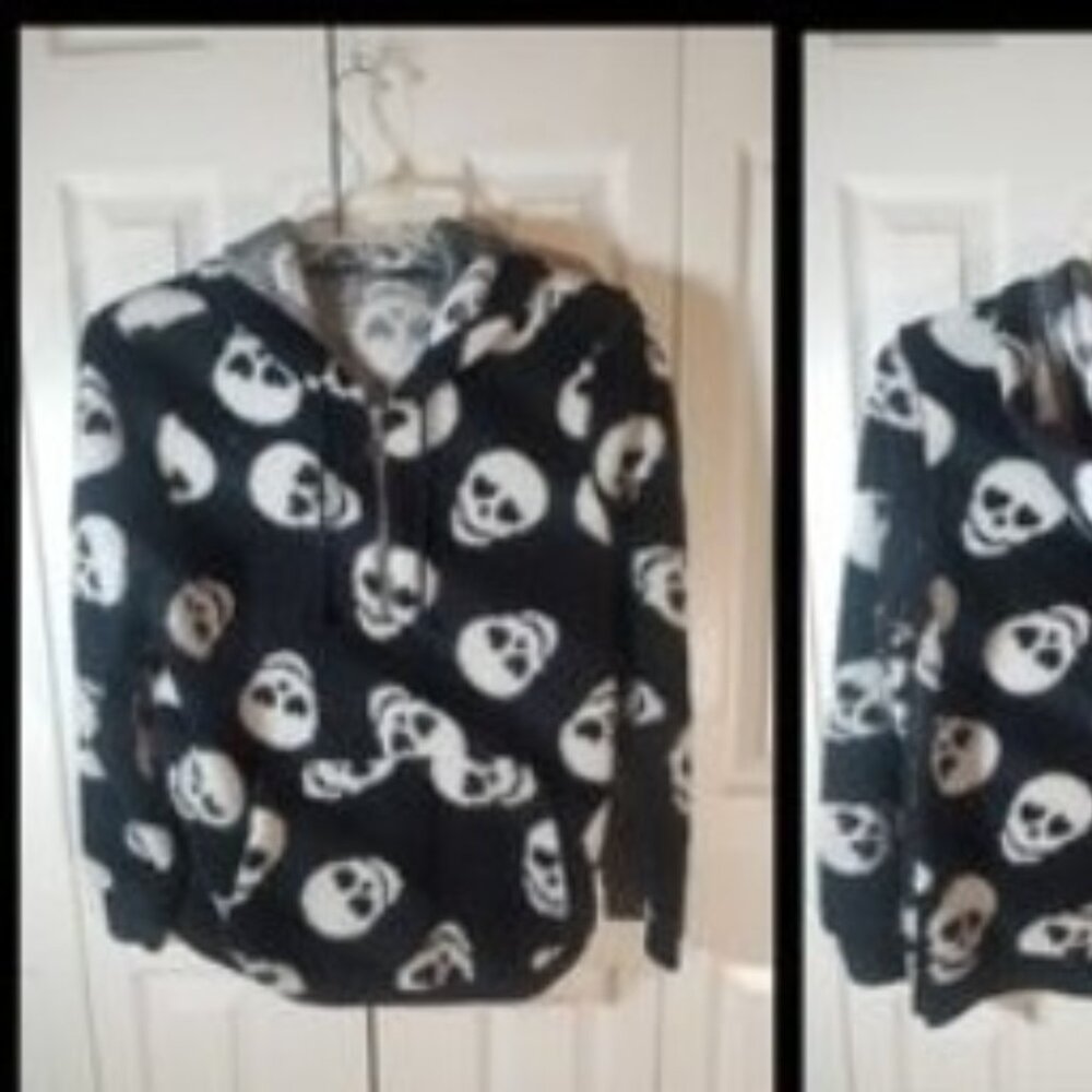 cupcakes & cashmere Fuzzy Skull Hoodie Size Medium